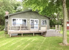 Dream sunsets from this two bedroom lakeside cabin - Image 5