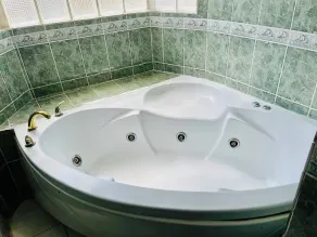 Cozy Jacuzzi 2bd - 5 minutes from the beach! - Image 2