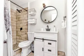 Private Yard Escape - 8 Min to Beach - Quiet &Stylish - Image 3