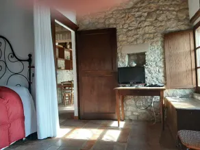 Ferme du 17ème siècle, mobiliers anciens, beaucoup de fleurs - Image 5