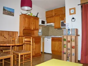 Quiet apartment in station center with parking - Image 4