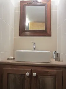 Chalet savoyard typique avec un toit en tavaillons, des murs en tuf et en fuste - Image 3