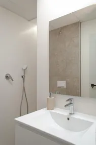 Moderno Piso de 2 Dormitorios con Balcón - Image 2