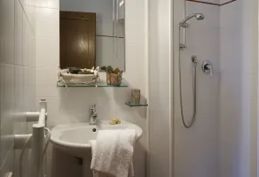 Finely furnished apartment with swimming pool and air conditioning - Image 2