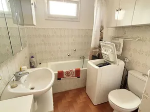 Cozy F2 Apartment with Parking, 1km to Baths, Pet-Friendly, Sleeps 3 - Image 2