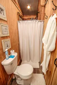 Lazy Equirrel Cabin - Image 4