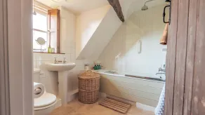 Stunning 4-Bed Thatched Cottage in Oxfordshire - Image 3
