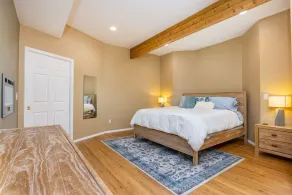 A lakefront retreat with hot tub - Image 4