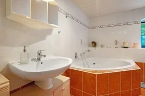 Appartamento 'Wohnung Volksgut' con vista sulle montagne, terrazza privata e Wi-Fi - Image 3