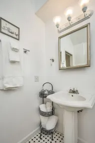 Modern Home in downtown Middletown! Walk to shops & restaurants! - Image 5