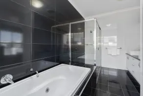 Bribie Bliss: Luxe Canal Living - Image 4