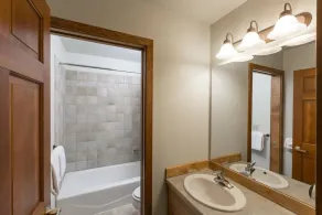 Comfortable Ski-In/Ski-Out Hotel Style Room - Image 4