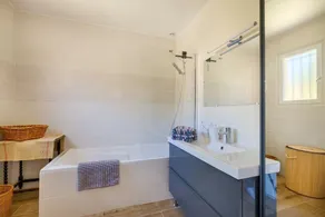 Villa—3 bedrooms, 3 bathrooms, 3 separate toilets, garden, enclosed parking—98 m²—2 min from town - Image 2