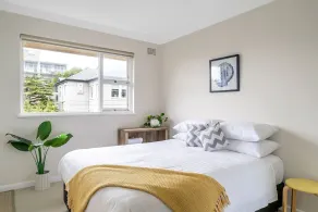 Bright & Peaceful Top-Floor Retreat with Harbour Views - Image 5