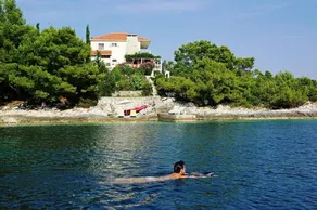 Luxury house with pool, direct beach & jetty access, stunning 270° sea view - Image 5