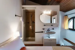 La Casetta di Riva - Cozy Lakeside Village Home - Image 5