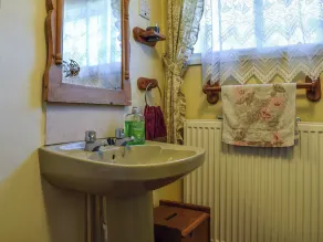 2 bedroom accommodation in Barton - Image 3