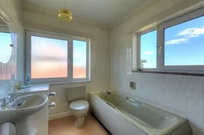 WESTDALE EDGE, family friendly, with a garden in Seaton, Devon - Image 2