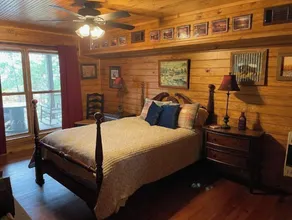 Cabin in the woods overlooking Grenada lake. - Image 5