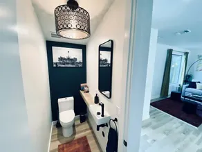 Large Modern House in Hip EastATX w/ Screen Porch, Private Yrd - 7 min to dwntwn - Image 3