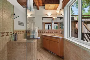 Stylish, Private, Sunny Spot close to Everything - Excellent Location! - Image 4