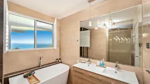 Spacious, Stylish home with panoramic waterviews - Image 3