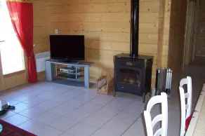 Gîtes de 75m², 6 couchages avec piscine (JURA) - Coccinelle - Image 2