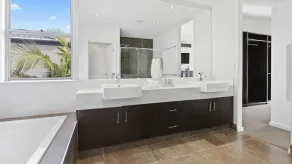 The Cove - Luxury Waterfront Accommodation - Image 2