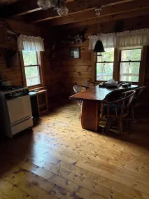 Timmerstuga på tyst vildmarksjön i Downeast Lakes Region i Maine - Image 5