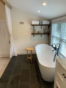 5 bed 2Bath fully remodeled farmhouse near Beaches, Portland, Airport & Hiking - Image 2