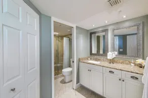 Deluxe End Unit Condo with georgeous Gulf and Clam Pass views - Image 5