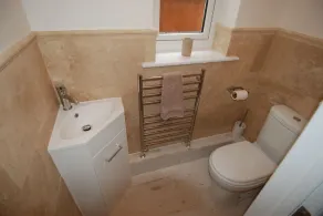 Modernes neu renoviertes Einfamilienhaus. Kurzer Fußweg zum Strand. - Image 2