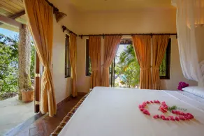 The Red House, a Tropical Beach sensation - Image 3