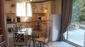 Kleines Einfamilienhaus auf bewaldetem Grundstück mit Pool - Image 4
