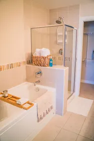 Top floor!Mission Hill and lake view. Gym,pool,sauna,and more! Mins to the lake - Image 5