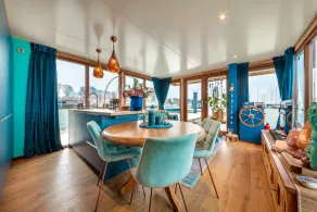 Houseboat - Sleeps 2 & Free Parking - Image 3