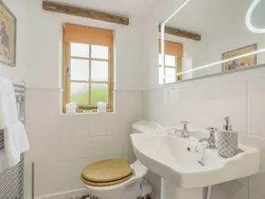 2 bedroom accommodation in Ringwood - Image 2