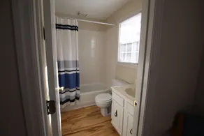 Comfortable lake living, pool access, 3 miles to marina - Image 5