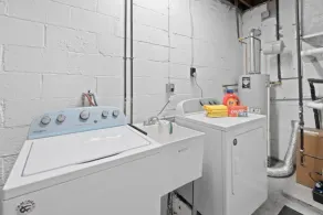 Modern 3 Bedroom Townhome Close to Downtown - Image 3