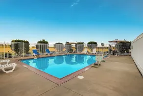 Experience Comfort in Bunkie! With Free Parking & Free Breakfast, Pool! - Image 5
