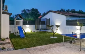 Three-Bedroom Apartment In Svetvincenat - Image 2