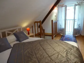 Charmigt stenhus med öppen spis, perfekt för coocooner - Image 4