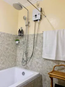 **Newly Renovated - 4BR AC, WIFI - Near Alabang - Image 3