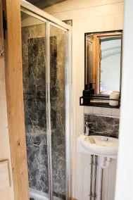 Rose -  a shepherds hut that sleeps 2 guests  in 1 bedroom - Image 5