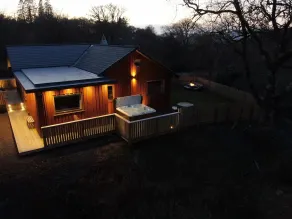 Hot tub lodge with stunning view - Image 3