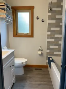 Cozy Driftwood Chalet with Lake and Mountain views, perfect for Couples! - Image 3
