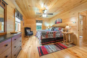 Log Haven: Privat 3 soveværelse bjælkehytte, 6 sovepladser, AC, medie værelse, kæledyr velkomne! - Image 5