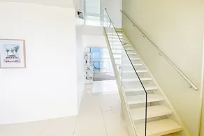 2 Level 3 bedroom luxury apartment with 180 degree views - Image 2