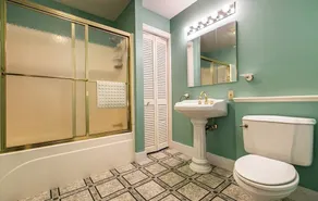 Federalist style home close to down town minutes from the Field of Dreams! - Image 2