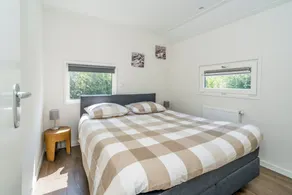 Njut av en modern inredd chalet som ligger i utkanten av parken med fri utsikt. N - Image 4